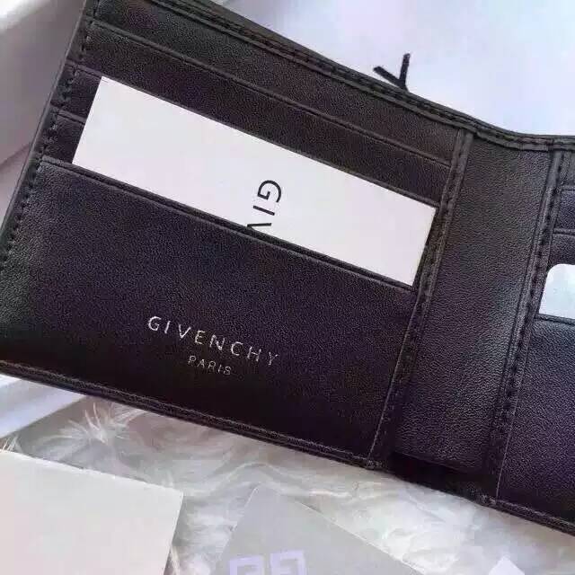個性的なデザ 人気ブランドGivenchy 実物の写真 N品スーパーコピー代引き対応国内発送後払い安全必ず届く優良サイト